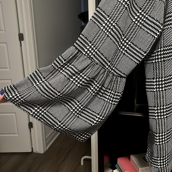 Apt 9, women’s blouse with partial zip up and wide cuffs - Picture 3 of 4